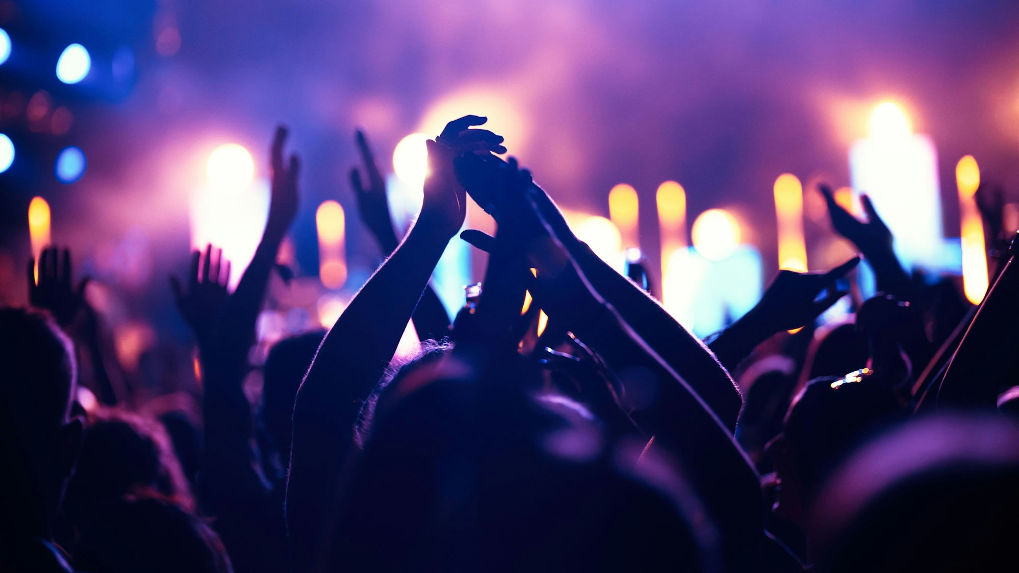 Menschen beim Feiern im Club
