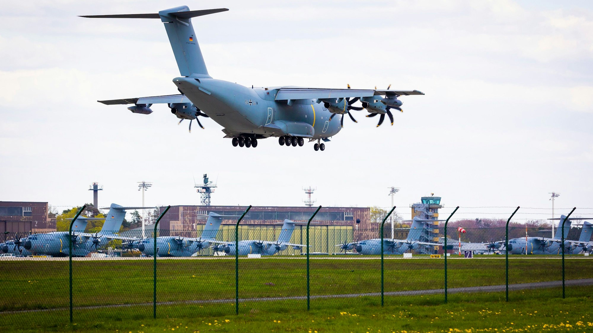 Ein Transportflugzeug vom Typ Airbus A400M der Luftwaffe befindet sich im Landeanflug auf den Fliegerhorst Wunstorf in der Region Hannover.