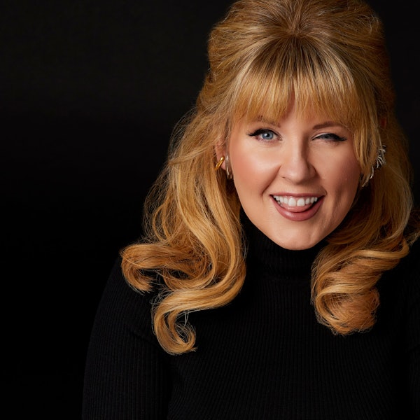 Sängerin Maite Kelly schaut in die Kamera.