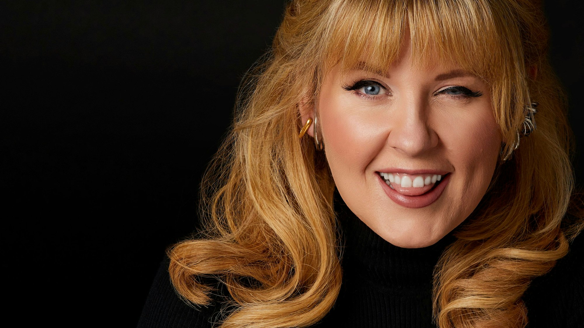 Sängerin Maite Kelly schaut in die Kamera.