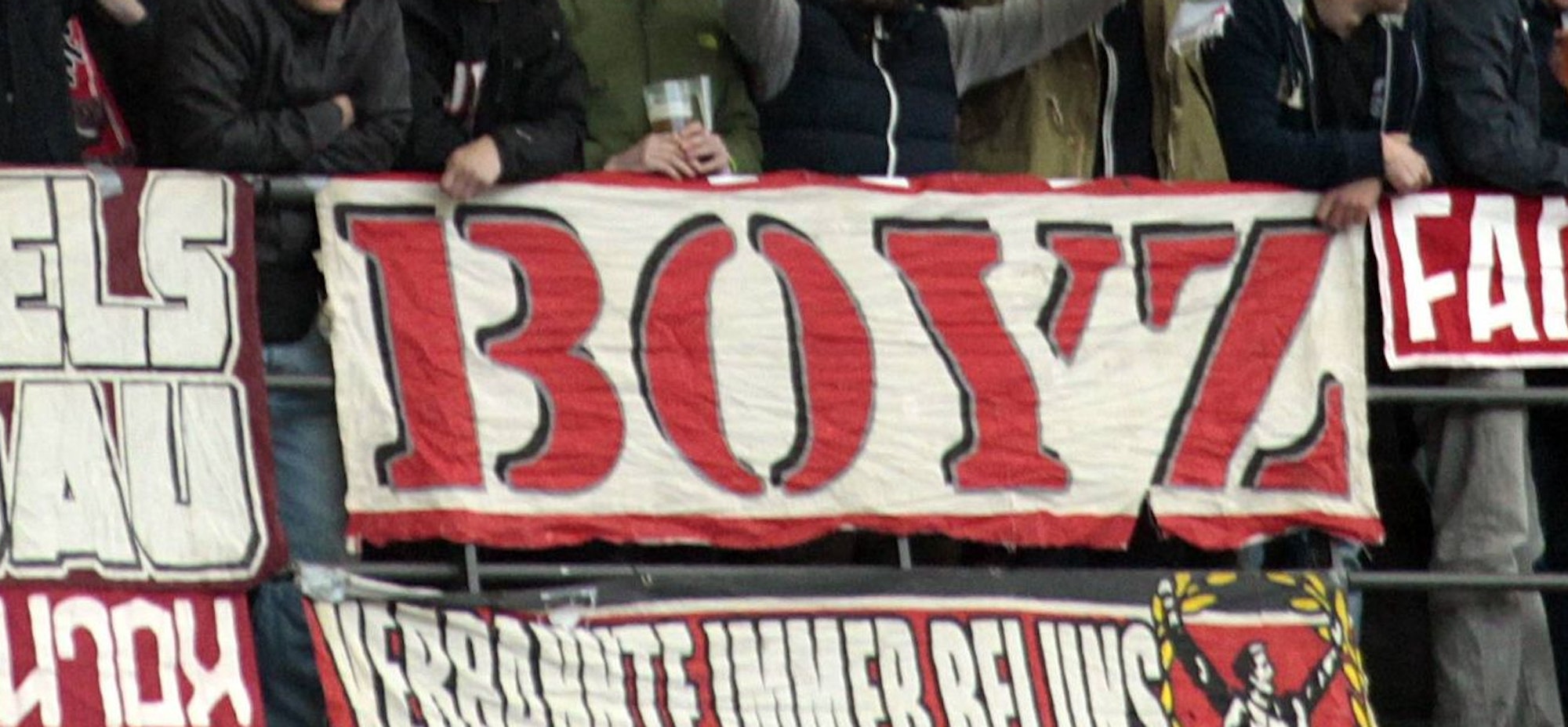 Die Boyz-Fahne hängt am Zaun im Olympiastadion Berlin.