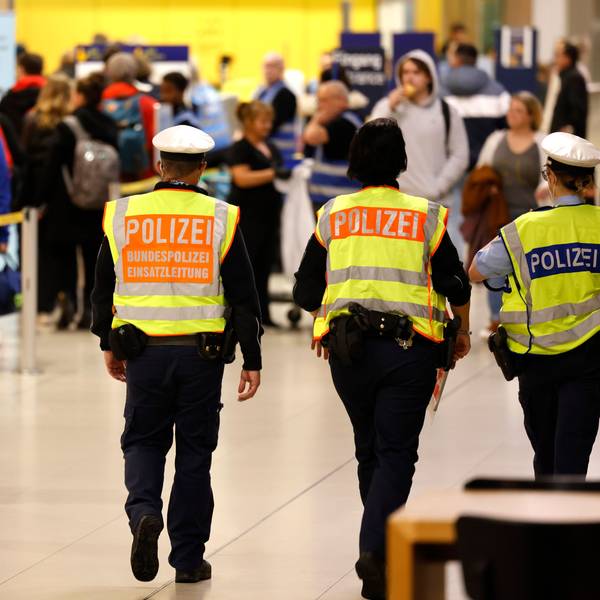 01.10.2022, Nordrhein-Westfalen, Köln: Bundespolizisten patroullieren am Flughafen Köln/Bonn. Zu Beginn der Herbstferien ist es in Nordrhein-Westfalen wieder zu Wartezeiten auf den Flughäfen gekommen. Foto: Thomas Banneyer/dpa +++ dpa-Bildfunk +++