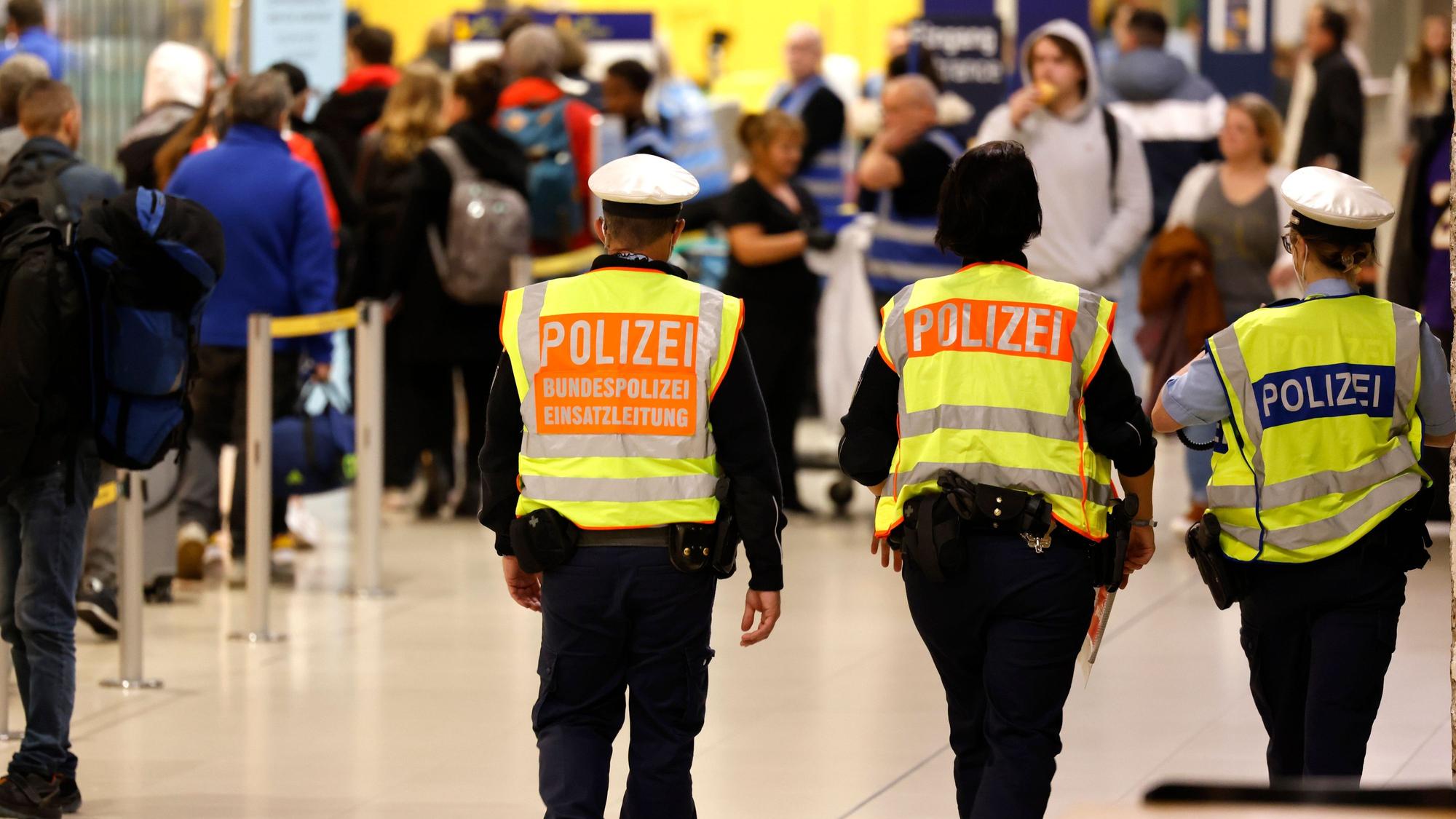 01.10.2022, Nordrhein-Westfalen, Köln: Bundespolizisten patroullieren am Flughafen Köln/Bonn. Zu Beginn der Herbstferien ist es in Nordrhein-Westfalen wieder zu Wartezeiten auf den Flughäfen gekommen. Foto: Thomas Banneyer/dpa +++ dpa-Bildfunk +++