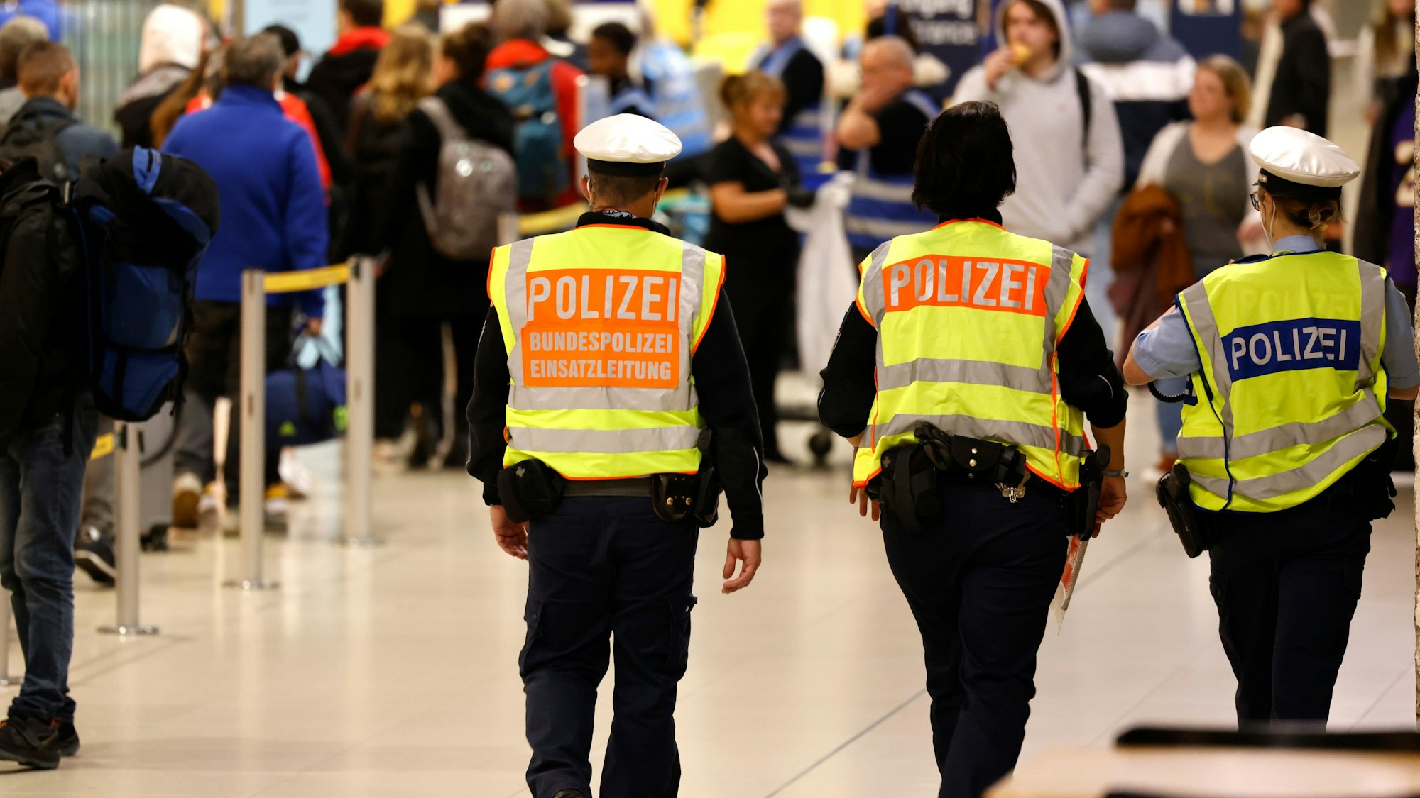 01.10.2022, Nordrhein-Westfalen, Köln: Bundespolizisten patroullieren am Flughafen Köln/Bonn. Zu Beginn der Herbstferien ist es in Nordrhein-Westfalen wieder zu Wartezeiten auf den Flughäfen gekommen. Foto: Thomas Banneyer/dpa +++ dpa-Bildfunk +++