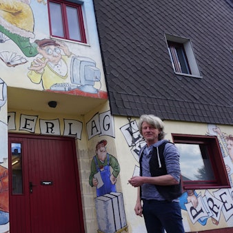 Ralf Liebe vor der Druckerei des Ralf Liebe Verlags