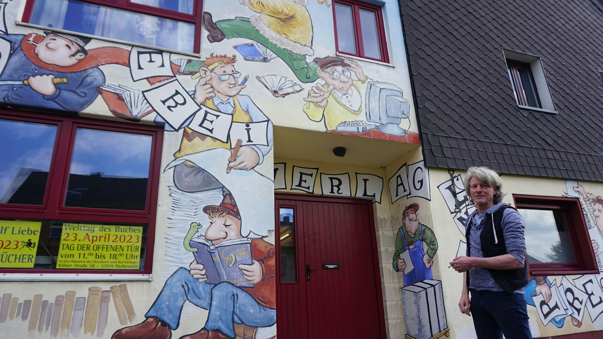 Ralf Liebe vor der Druckerei des Ralf Liebe Verlags