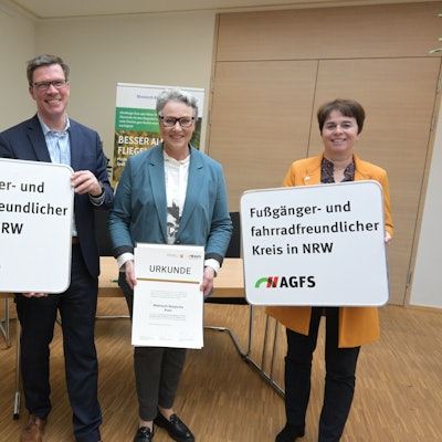 V.l. Verkehrsminister Oliver Krischer,
Landrat Stephan Santelmann, Christine Fuchs (AGFS), Elke Reichert
