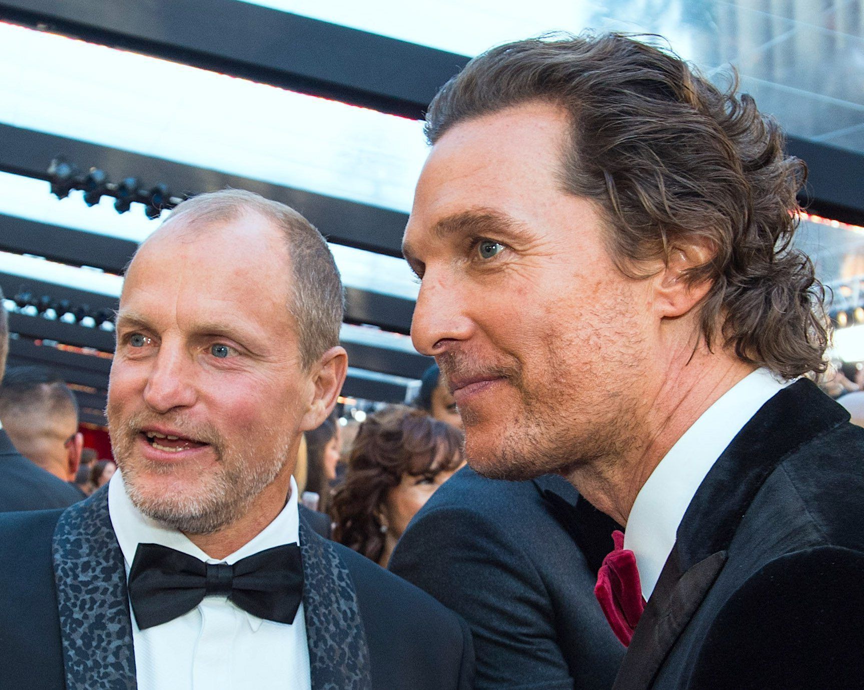 Schauspieler Woody Harrelson (l) und Matthew McConaughey zusammen auf dem roten Teppich bei den Oscars 2018.