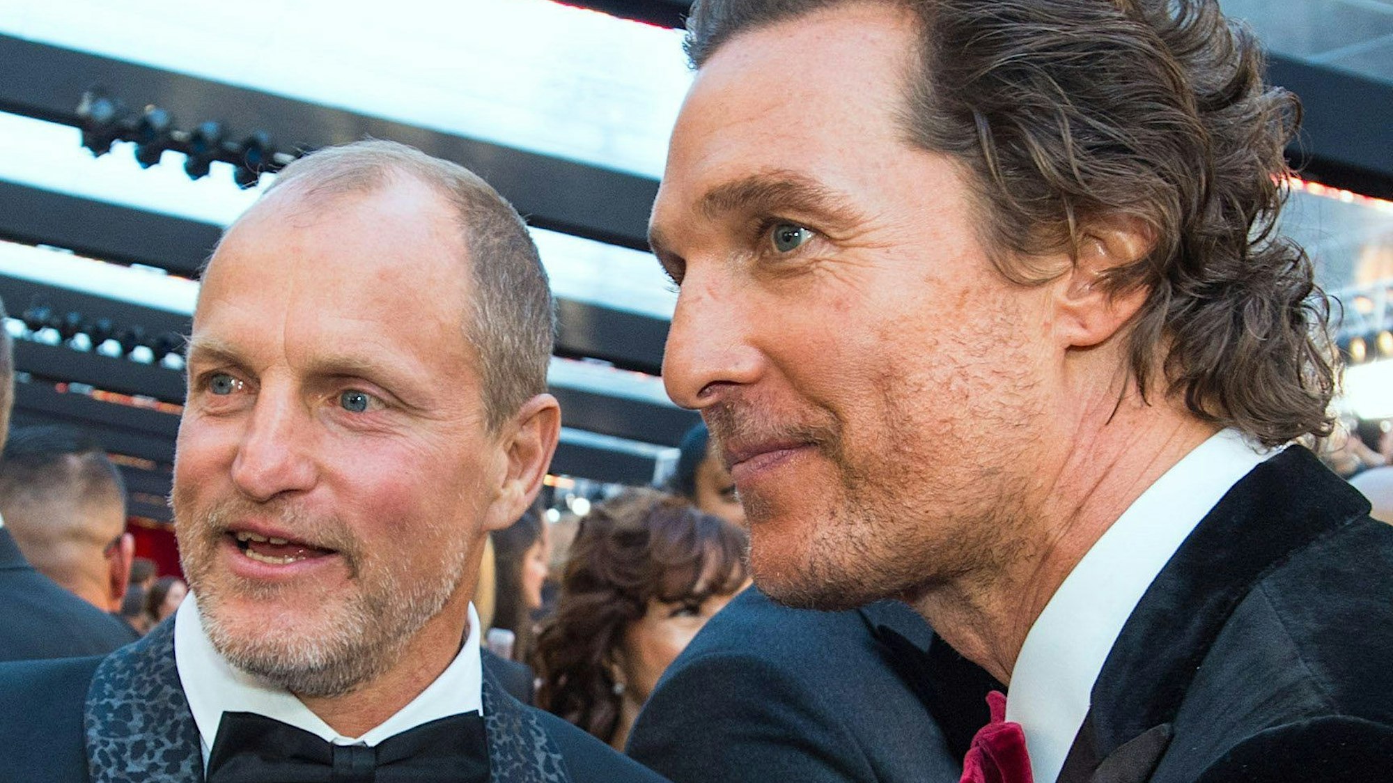 Schauspieler Woody Harrelson (l) und Matthew McConaughey zusammen auf dem roten Teppich bei den Oscars 2018.