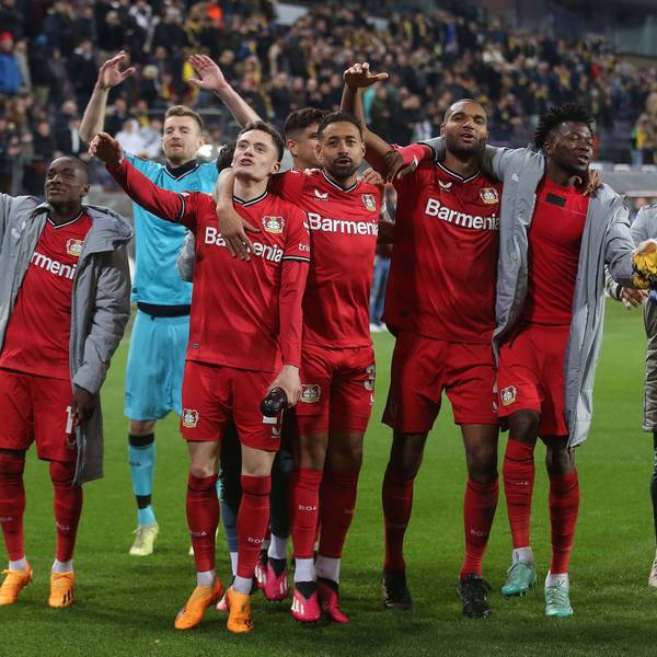 Die Mannschaft von Bayer Leverkusen feiert mit den Fans.