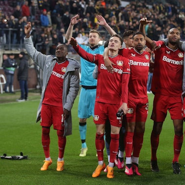 Die Mannschaft von Bayer Leverkusen feiert mit den Fans.