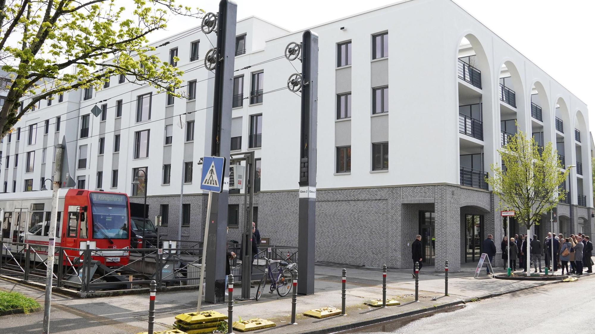 Modernes Wohngebäude mit KVB-Endhaltestelle davor