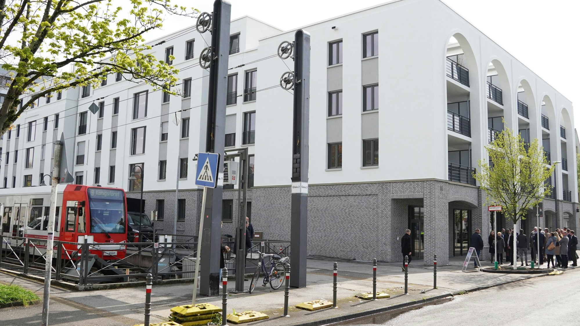 Modernes Wohngebäude mit KVB-Endhaltestelle davor