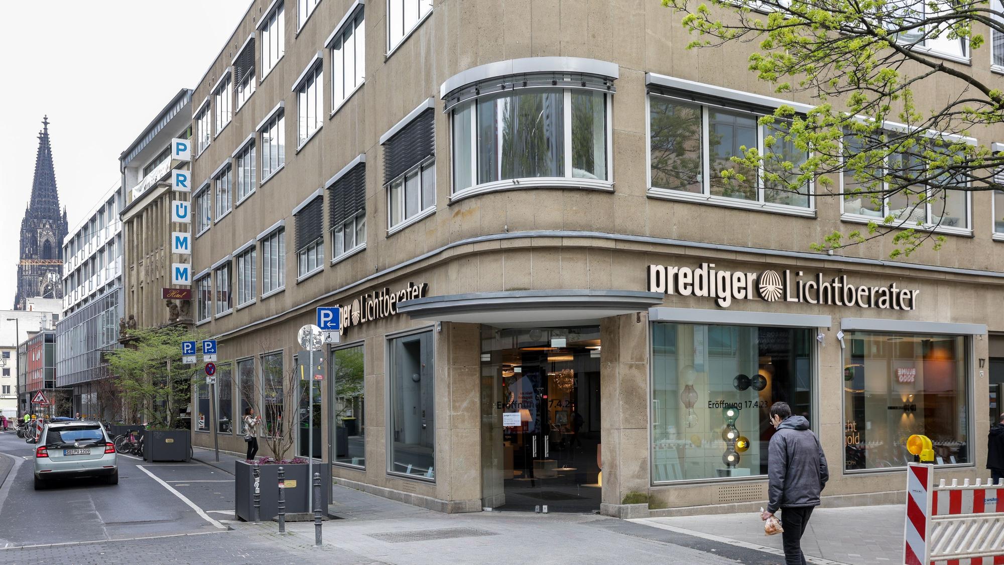 Die Prediger-Filiale an der Gürzenichstraße, im Hintergrund ist der Dom zu sehen.
