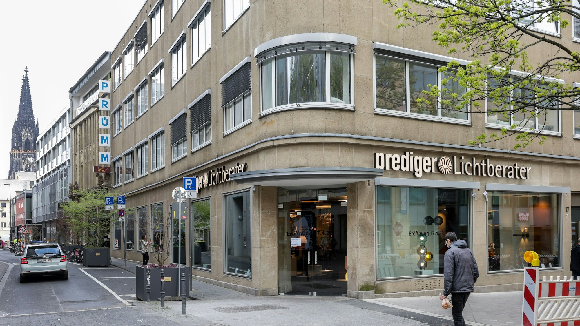 Die Prediger-Filiale an der Gürzenichstraße, im Hintergrund ist der Dom zu sehen.
