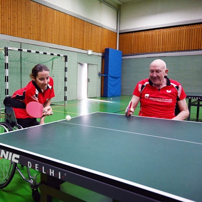 Spielszene aus dem Rollstuhl-Tischtennis