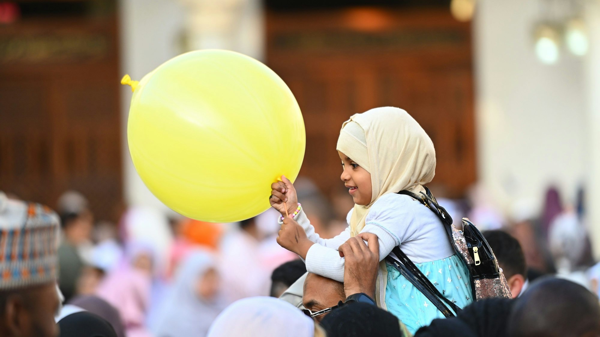 Ein sudanesische Mädchen hält einen Luftballon, nachdem Muslime in der Al-Zahra-Moschee in Ägypten das Eid al-Fitr-Gebet verrichtet haben. Eid al-Fitr, das Fest des Fastenbrechens, markiert das Ende des heiligen Monats Ramadan.