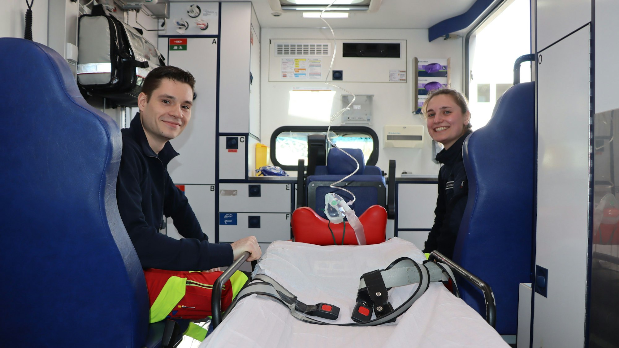 Notfallsanitäterin Anna-Lena Altendorf (23) und ihr Kollege Rettungssanitäter Lukas Segschneider (25) im Rettungswagen