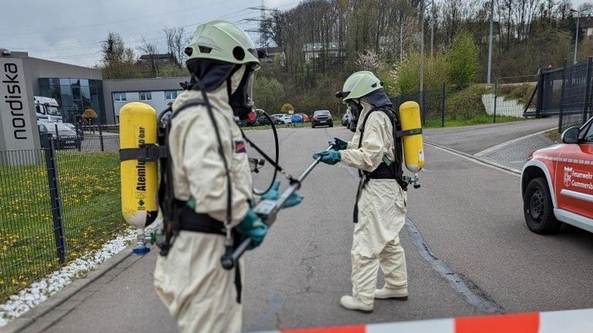 Blick auf zwei Feuerwehrleute in Schutzkleidung