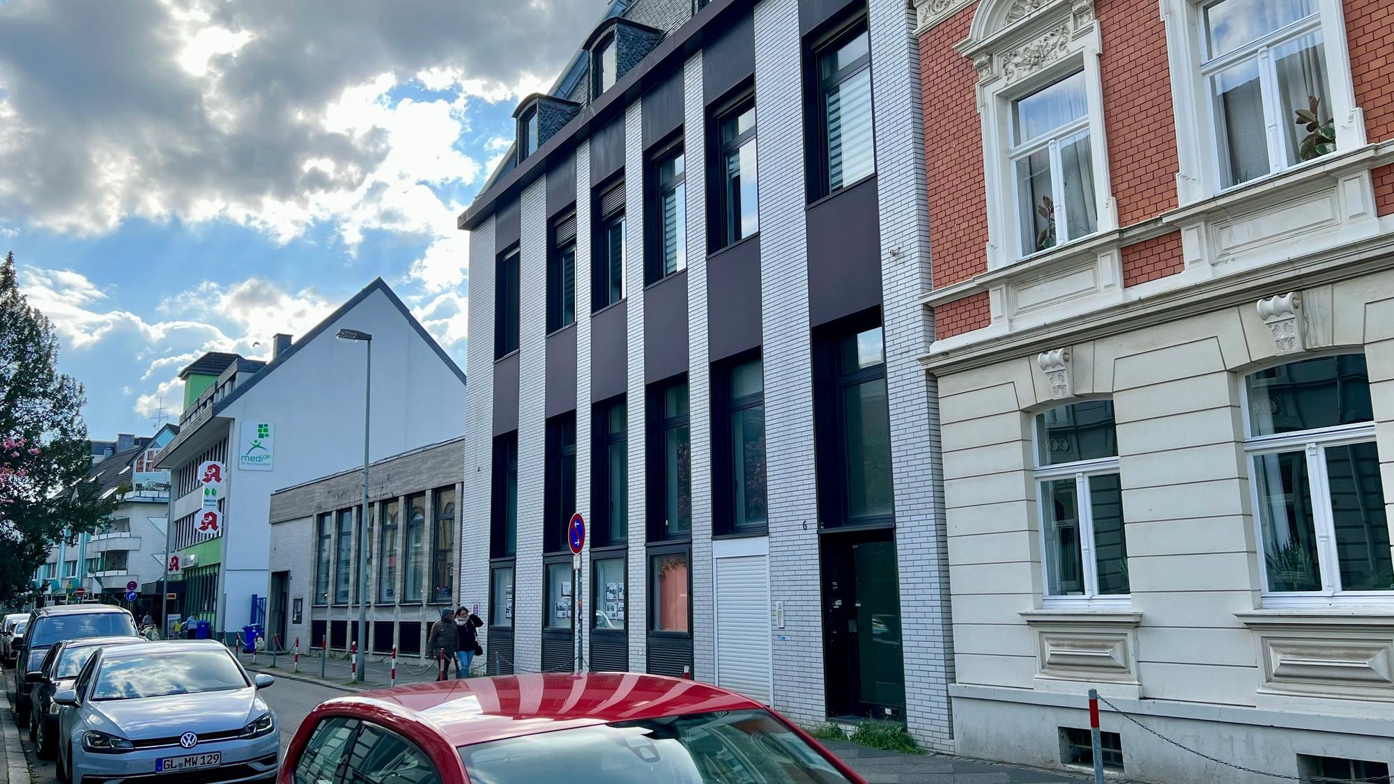 Hier entsteht zwischen Altbau und Apotheke ein Neubau des GBO