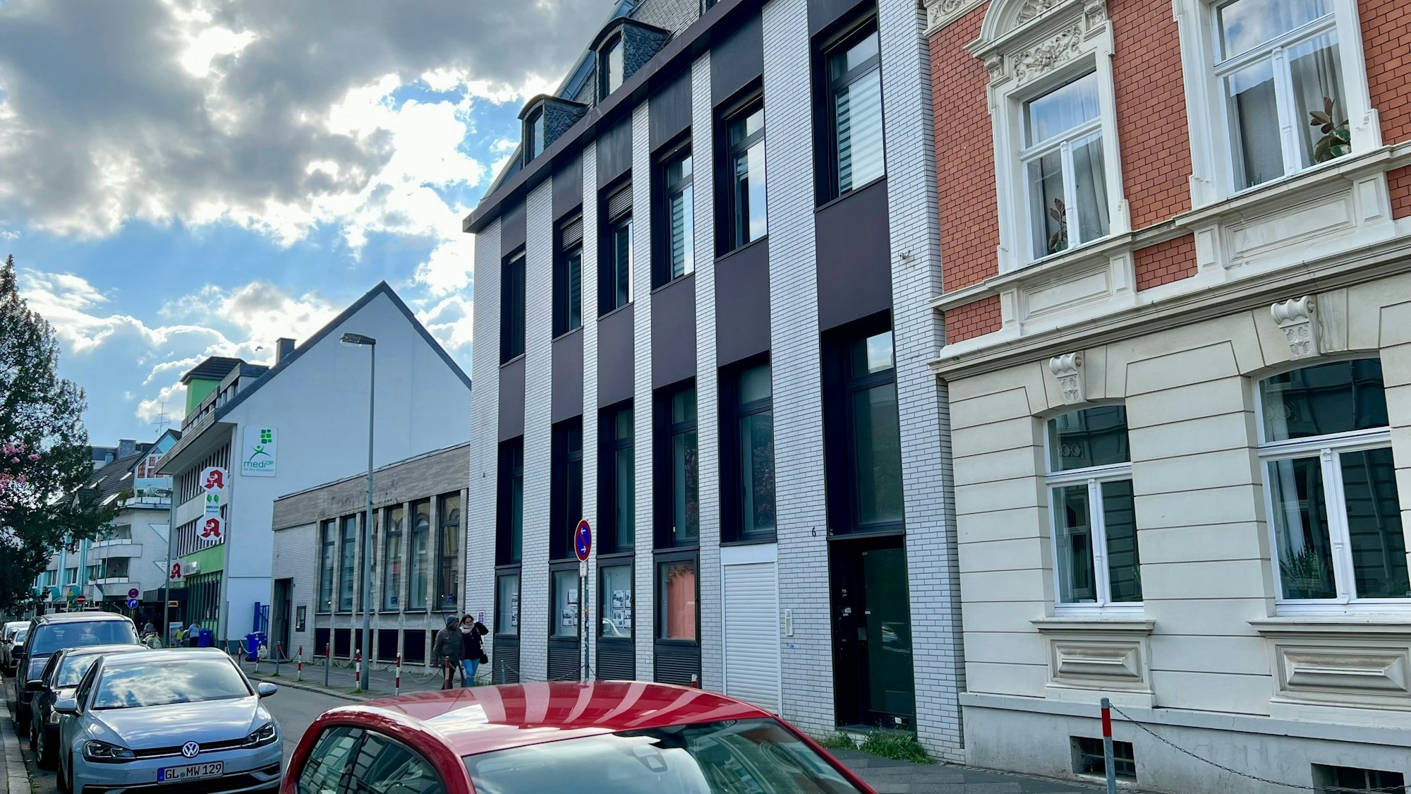 Hier entsteht zwischen Altbau und Apotheke ein Neubau des GBO