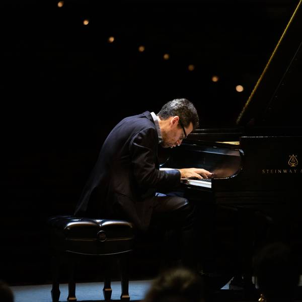 Jonathan Biss spielt auf einem Steinway-Flügel.