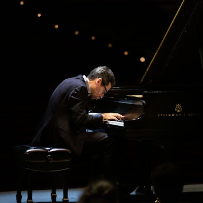 Jonathan Biss spielt auf einem Steinway-Flügel.