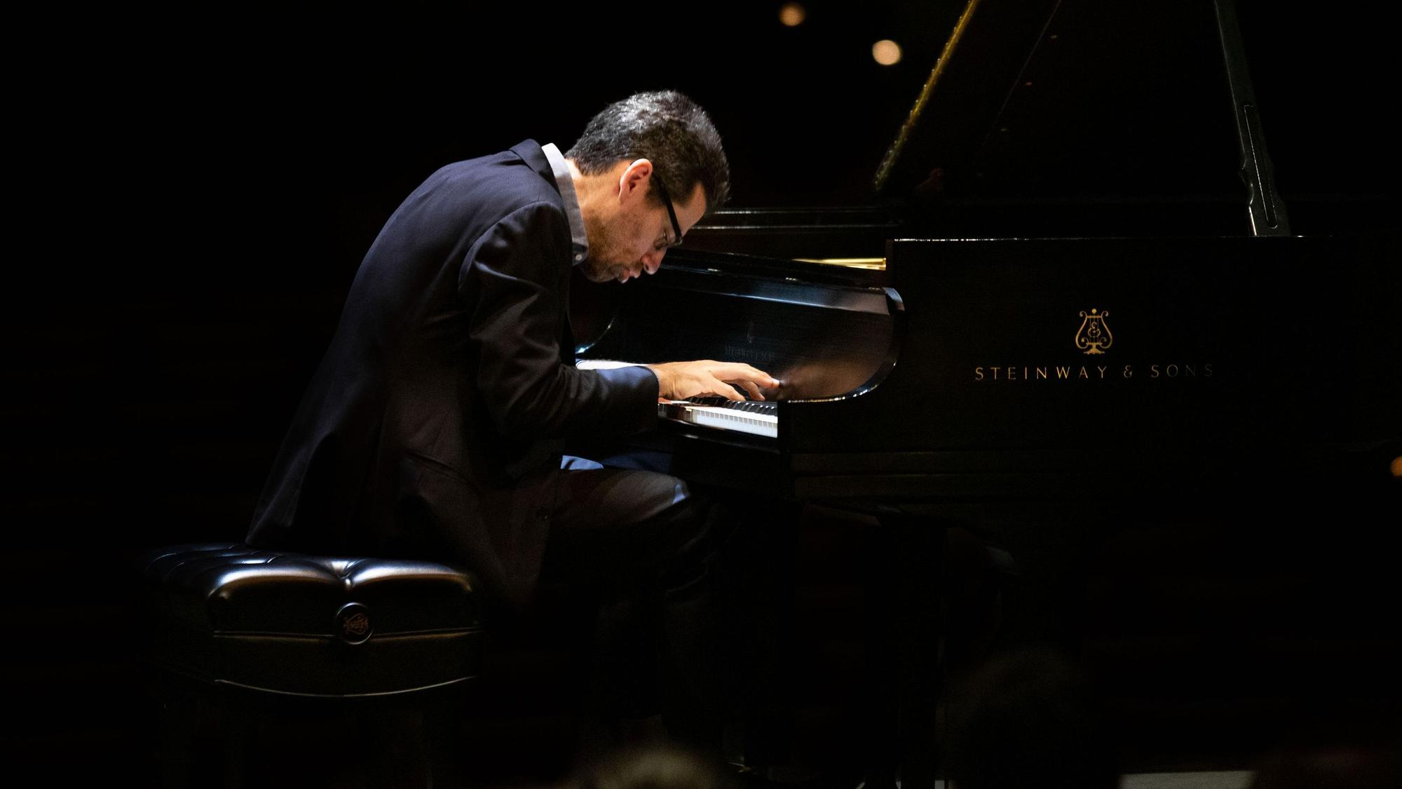 Jonathan Biss spielt auf einem Steinway-Flügel.