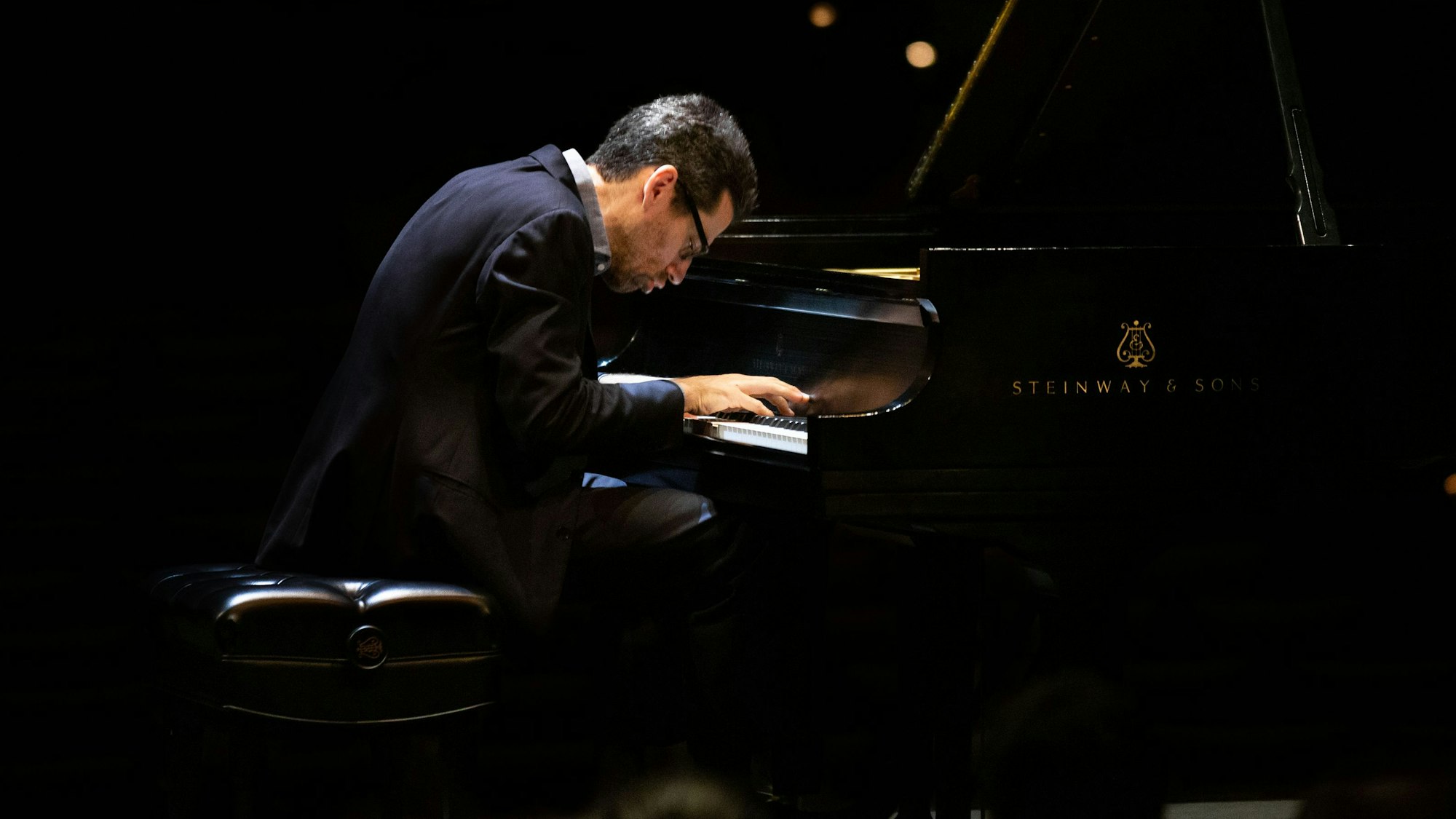 Jonathan Biss spielt auf einem Steinway-Flügel.