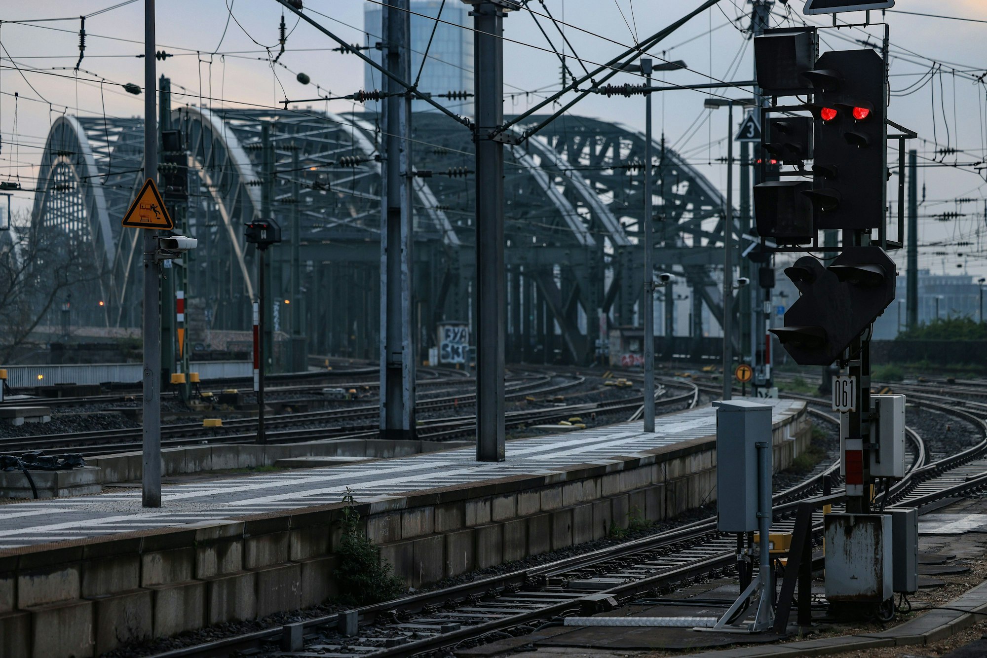 Die Gleise zum Hauptbahnhof sind leer.
