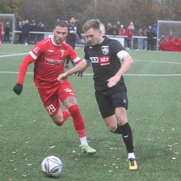 Jannik Stoffels (rechts) vom FC Hennef 05