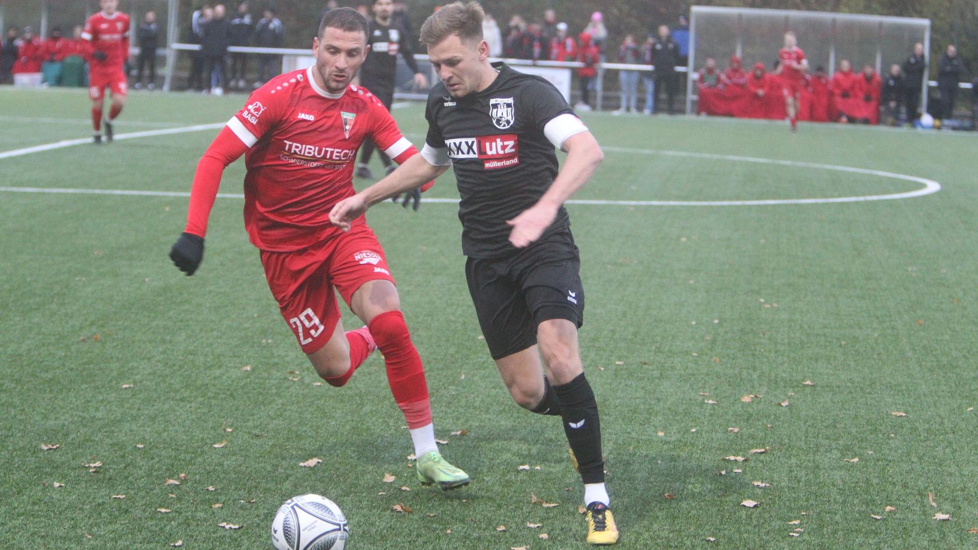 Jannik Stoffels (rechts) vom FC Hennef 05