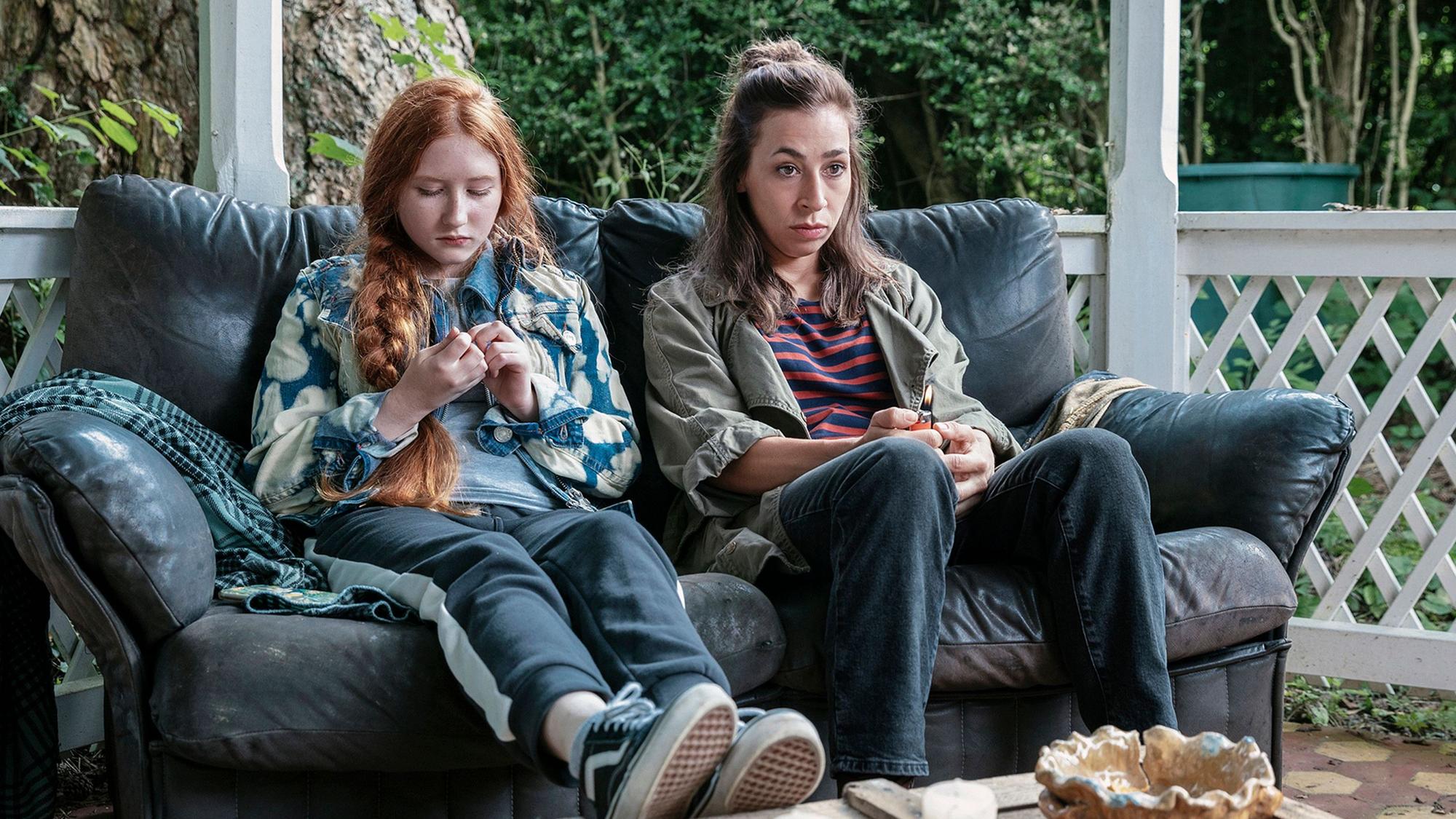„Tatort: Seilschaft“: Kommissarin Tessa Ott (Carol Schuler) mit einem Mädchen des Waisenhauses in Zürich – die Heimleiterin ist ermordet worden.