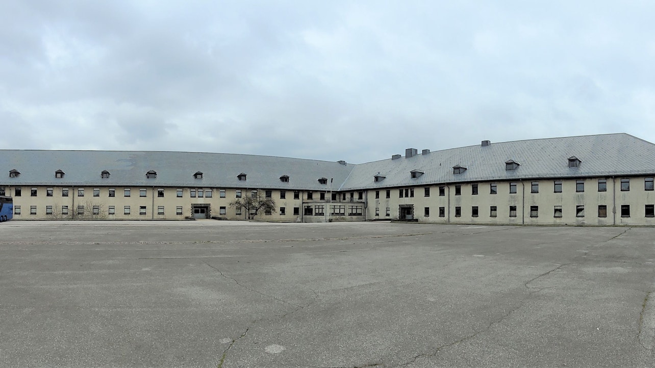 Das Bild zeigt den L-förmigen Gebäudekomplex Van Dooren.