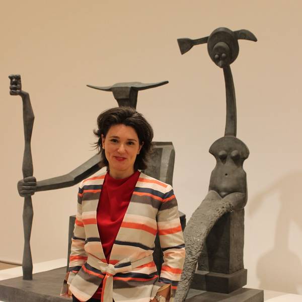 Das Bild zeigt die Leiterin des Max-Ernst-Museums, Madeleine Frey, vor Capricorn.