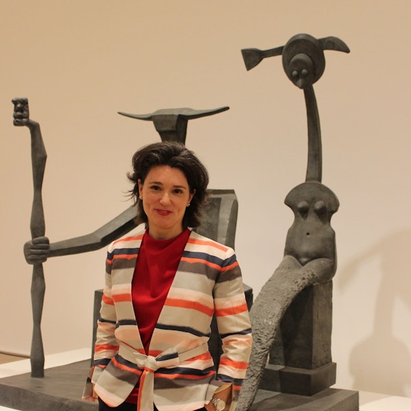 Das Bild zeigt die Leiterin des Max-Ernst-Museums, Madeleine Frey, vor Capricorn.