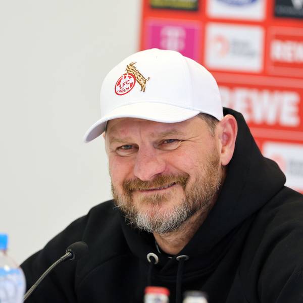 Steffen Baumgart bei einer PK