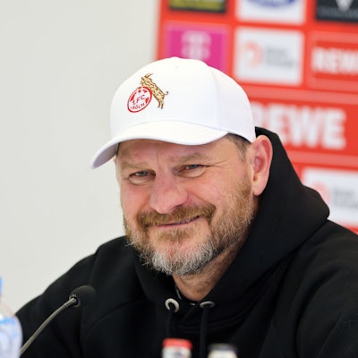 Steffen Baumgart bei einer PK