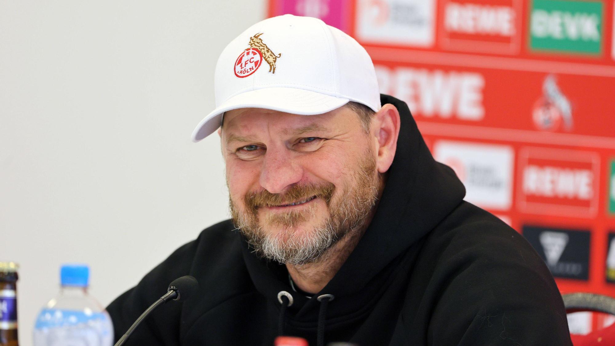 Steffen Baumgart bei einer PK