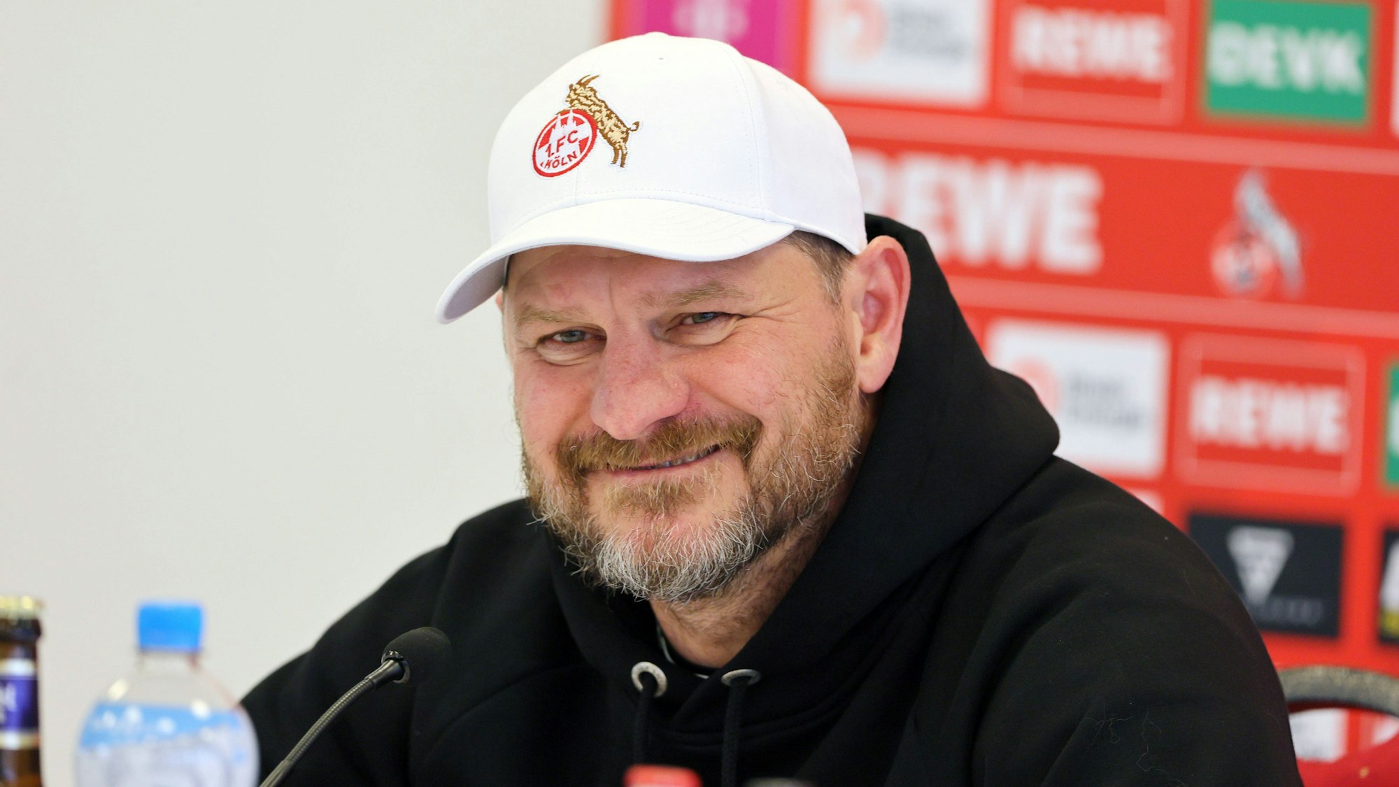 Steffen Baumgart bei einer PK