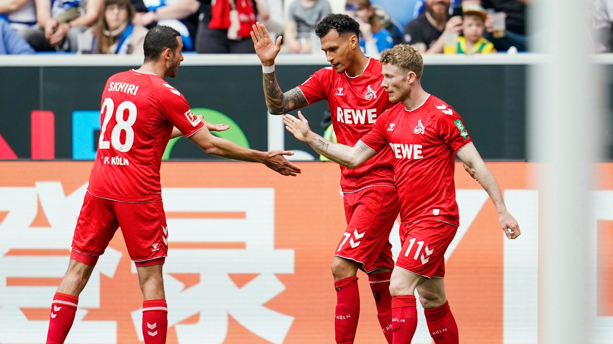 Skhiri, Selke und Kainz klatschen ab.