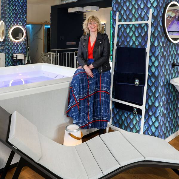 Lisa Pötter im Badstudio Hasenkamp an der Kolumbastraße mit einem beleuchteten Whirlpool