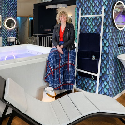 Lisa Pötter im Badstudio Hasenkamp an der Kolumbastraße mit einem beleuchteten Whirlpool