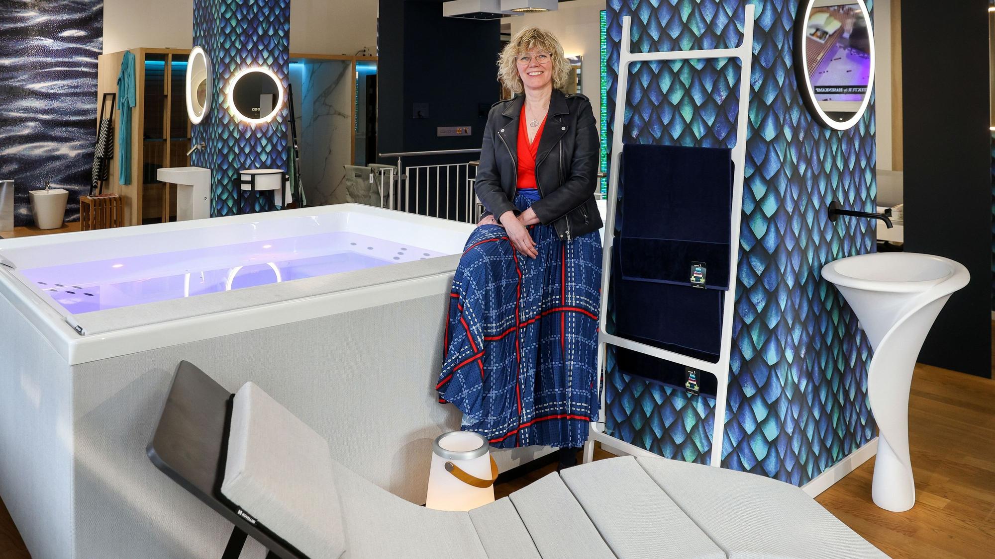 Lisa Pötter im Badstudio Hasenkamp an der Kolumbastraße mit einem beleuchteten Whirlpool