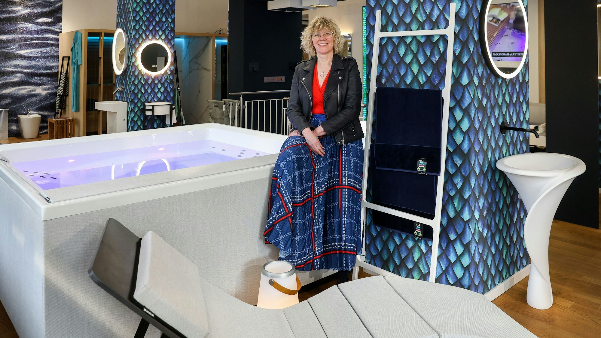 Lisa Pötter im Badstudio Hasenkamp an der Kolumbastraße mit einem beleuchteten Whirlpool