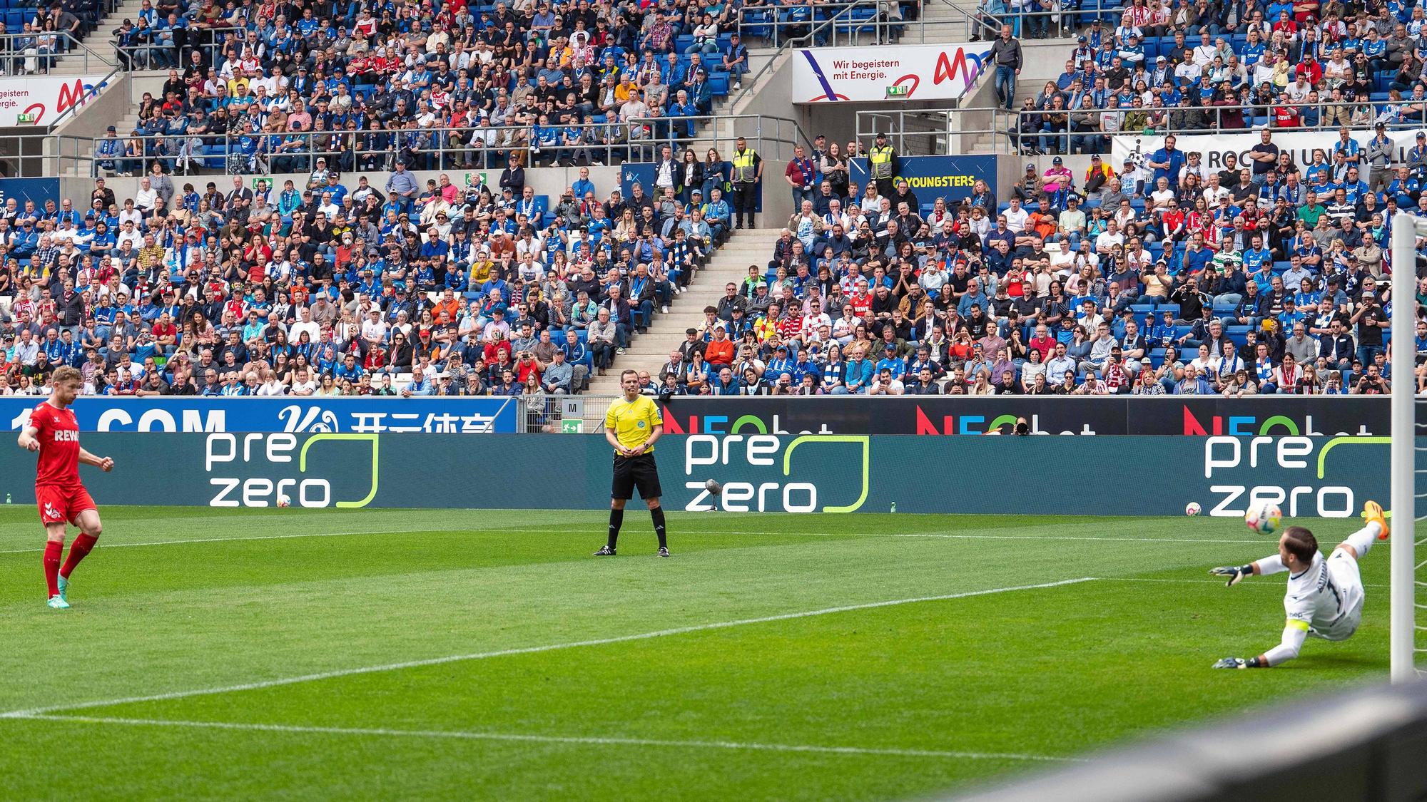 Florian Kainz beim Strafstoß