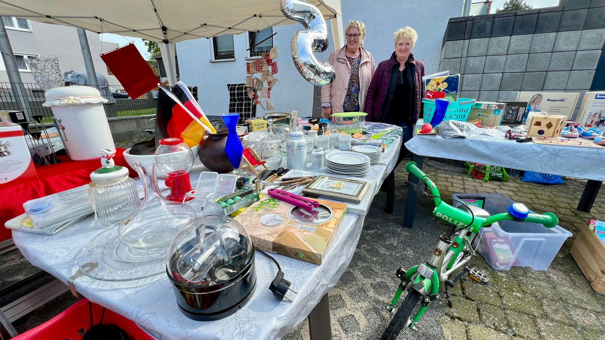 Bürriger Stadtteil-Trödel: Birgit Faber (l.) und Angelika Schmitz haben ihr buntes Angebot am Bendenweg feilgeboten.