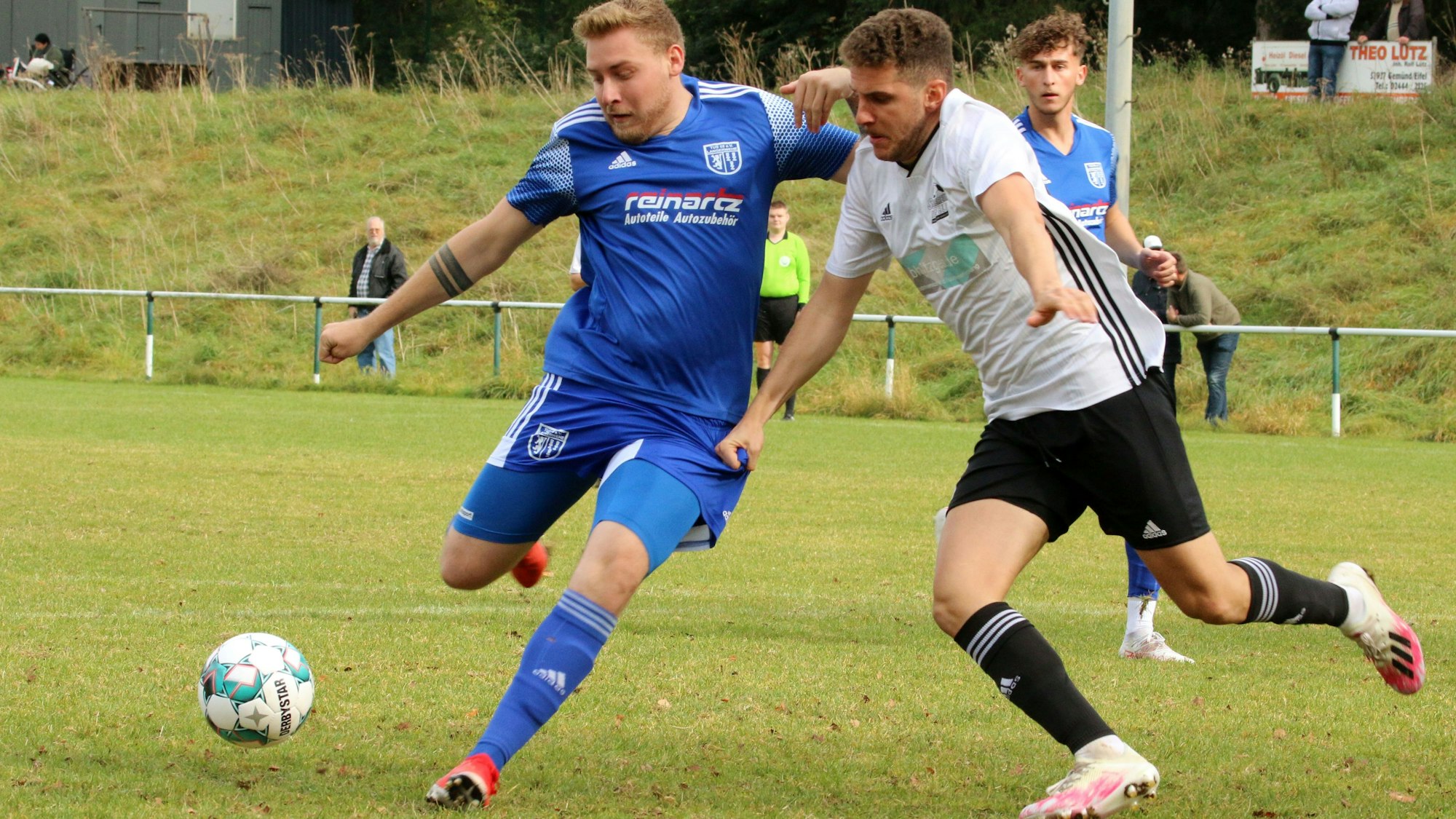 Zwei Fußballer kämpfen um den Ball.