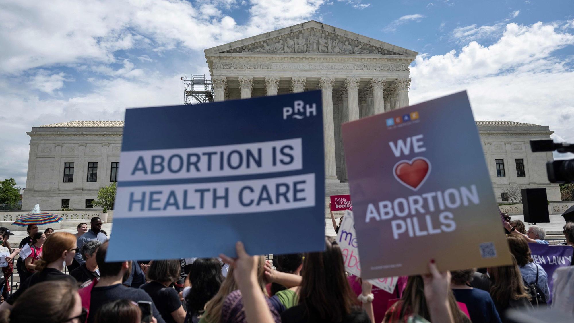 Menschen demonstrieren vor dem Supreme Court in den USA für das Recht auf Abtreibung.