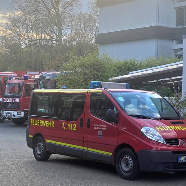 Rund um das Schulzentrum parkten am Freitagabend während der Jahesdeinstversammlung die Fahrzeuge der Freiwilligen Feierwehr Leichlingen.